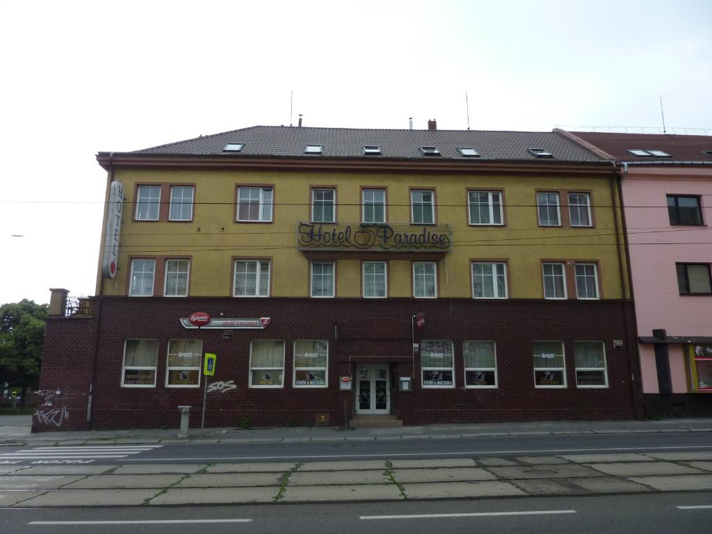 俄斯特拉发天堂酒店的街道拐角处的黄色和棕色建筑