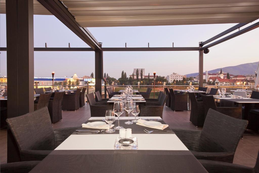 马里博尔马里博尔城市酒店的一间设有桌椅的景观餐厅