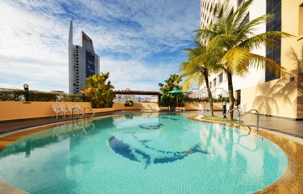 乔治市乔治敦槟城双威酒店的大楼顶部的大型游泳池