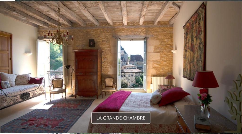 贝纳克和卡泽纳克La Source, Beynac, Dordogne的一间带大床的卧室和一间客厅