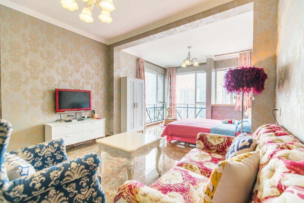 重庆Xiao Yu B&B Apartment Near Jiefangbei and Hongyadong的带沙发、电视和床的客厅