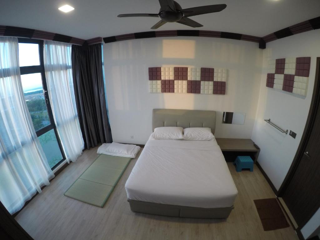巴西古当Green Haven Homestay的一间卧室配有一张床和吊扇