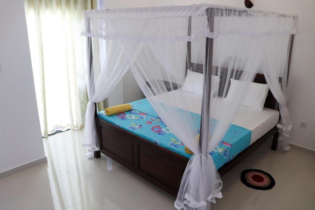 米瑞莎Sakura Calm Rest的卧室配有带白色窗帘的天蓬床