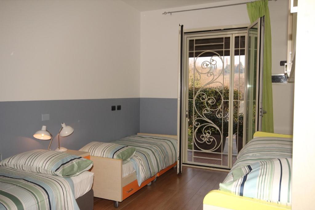 鲁比科内河畔萨维纳诺Magnolia的一间带两张床的卧室和一个阳台