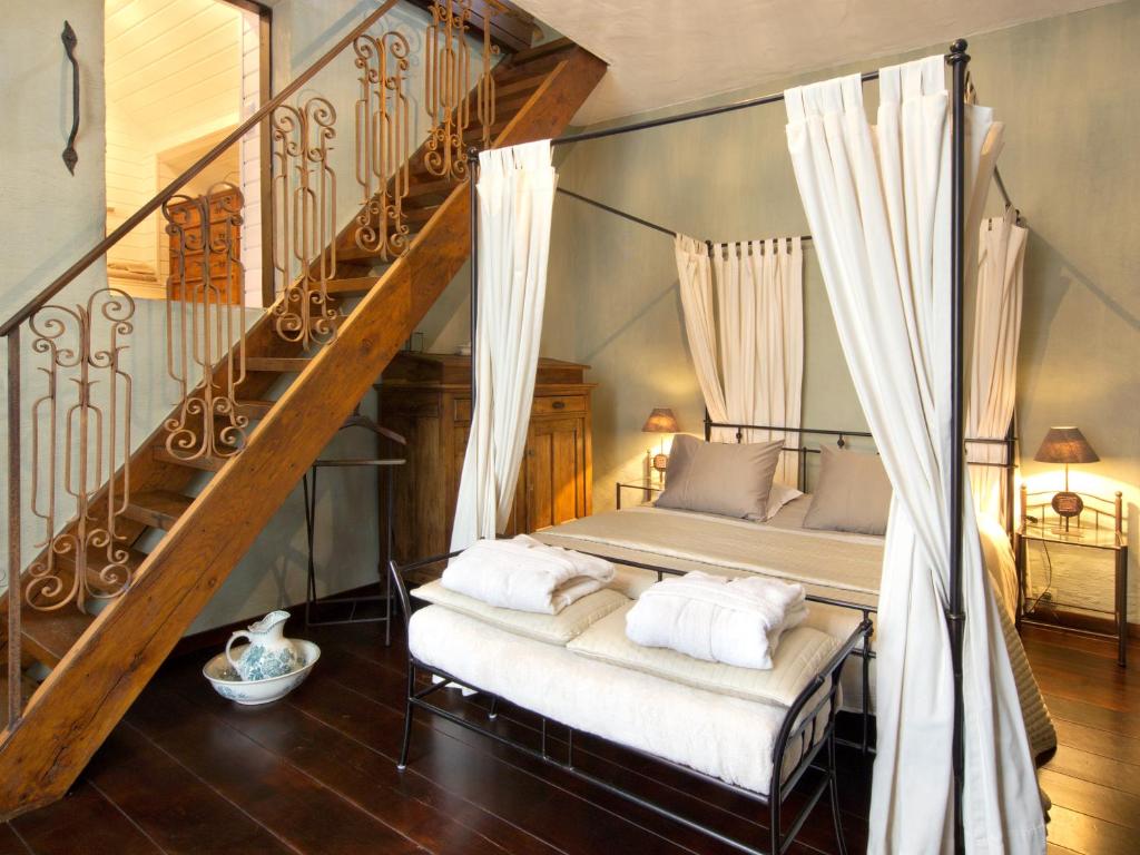 利斯威赫普罗肯伯格住宿加早餐旅馆的一间卧室配有床,楼梯配有白色枕头