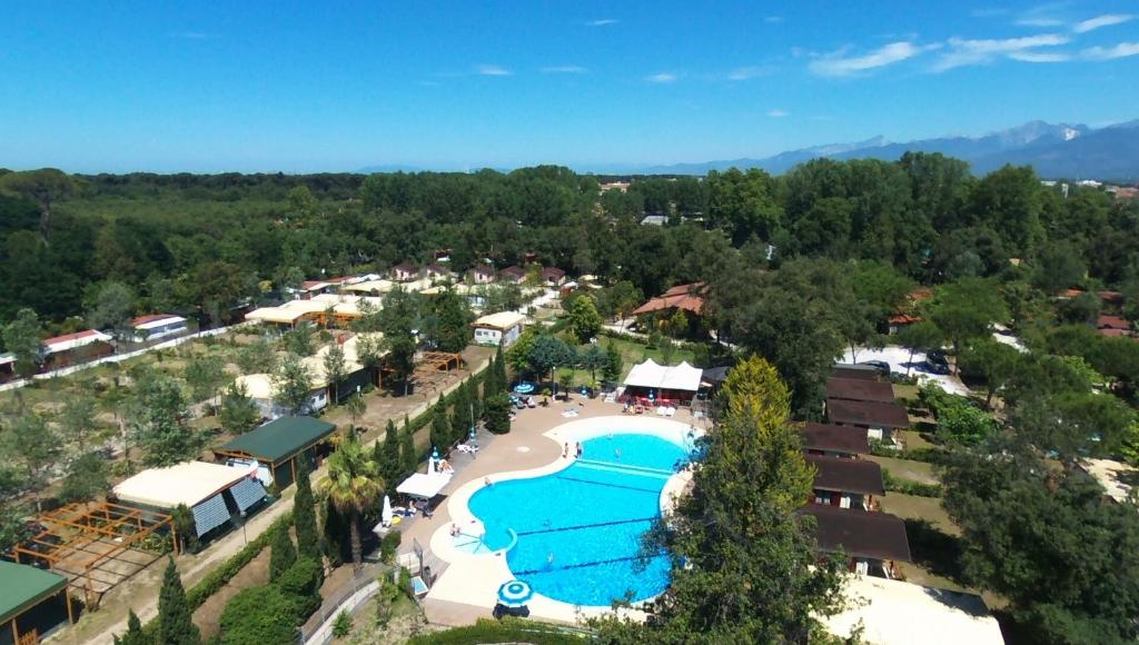 维亚雷焦天堂坎品酒店的享有带大型游泳池的度假村的顶部景致
