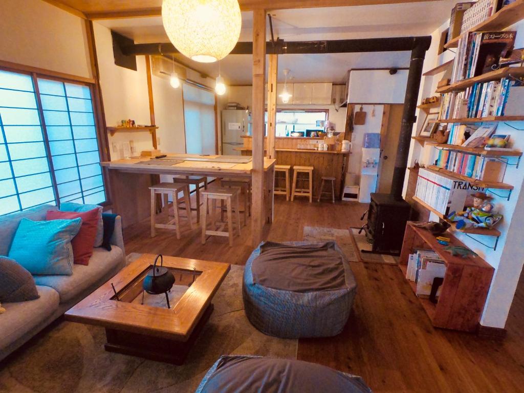 南伊豆町索拉旅馆 的客厅配有沙发和桌子