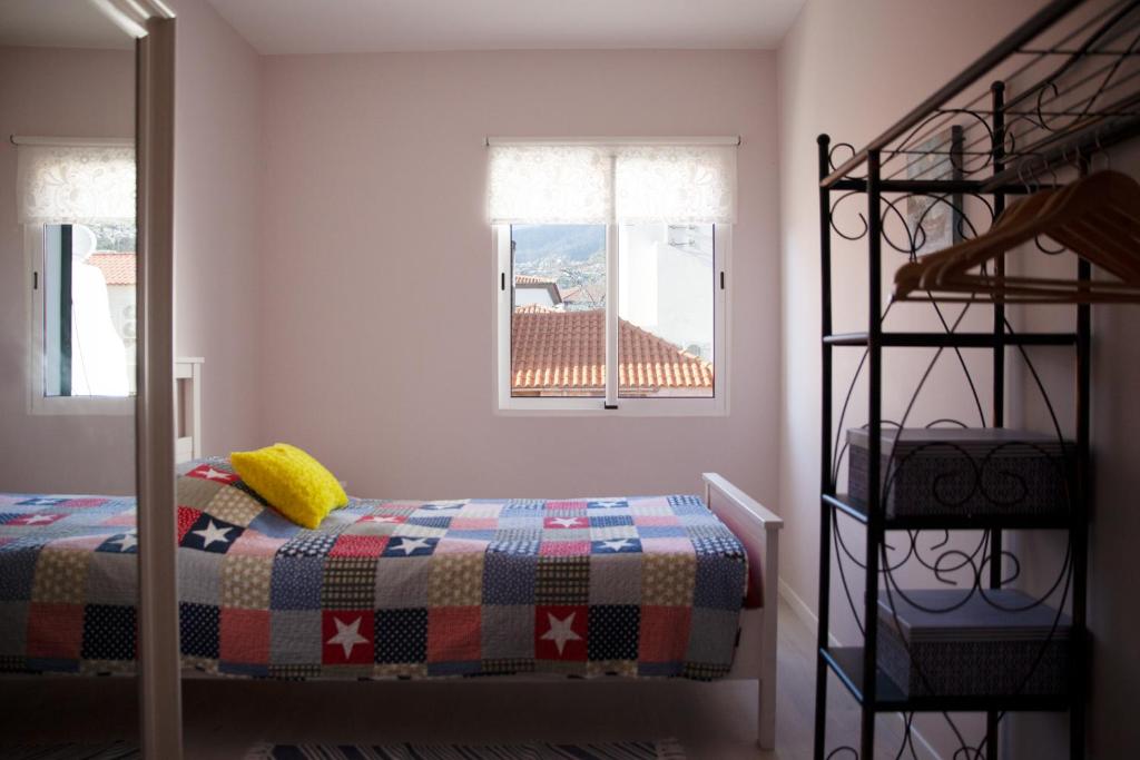 丰沙尔Art House Funchalet的一间卧室设有一张床和梯子