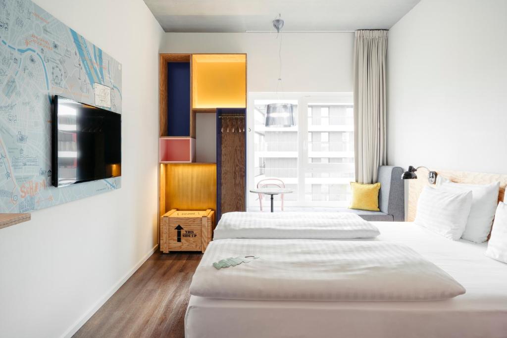 维也纳维也纳沙尼酒店的一间酒店客房,设有两张床和电视