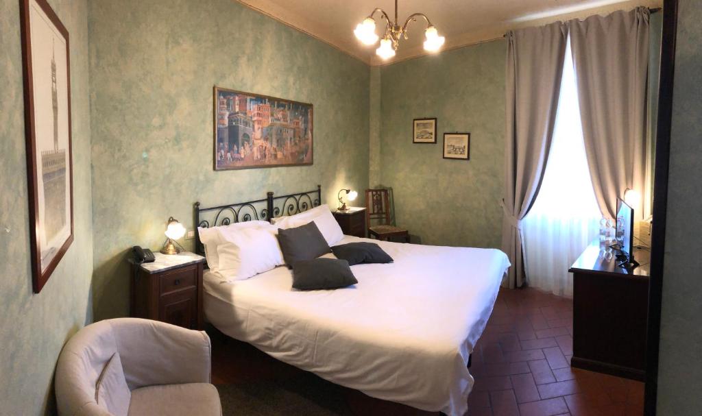 因普鲁内塔贝拉维斯塔因普鲁内塔酒店的一间卧室配有带枕头和椅子的床