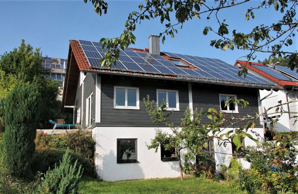 劳特尔巴赫Haus Dürr23的屋顶上设有太阳能电池板的房子