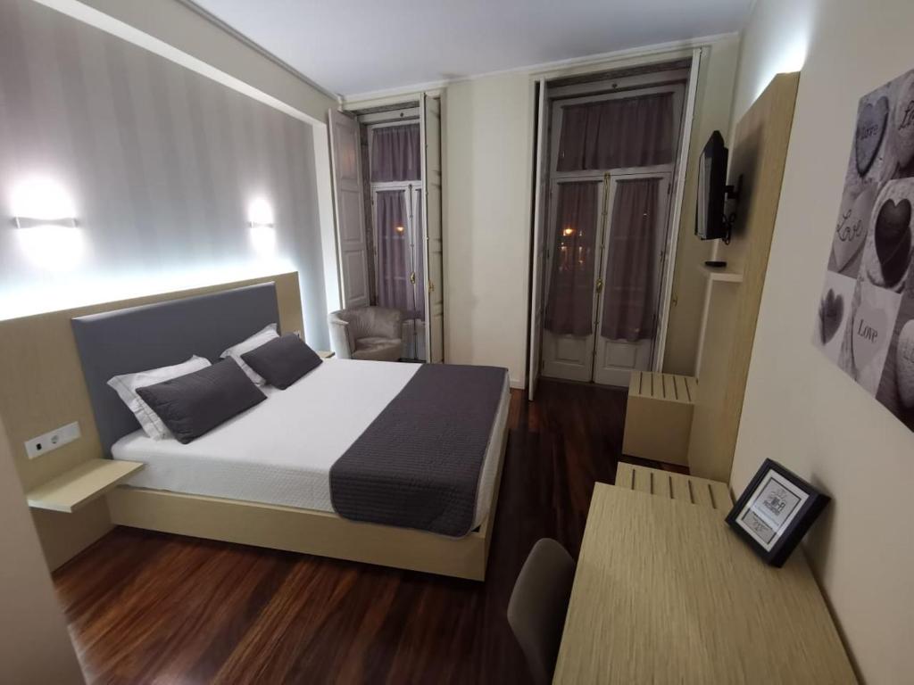 布拉加多拉住宅酒店的一间小卧室,配有一张床和一张桌子