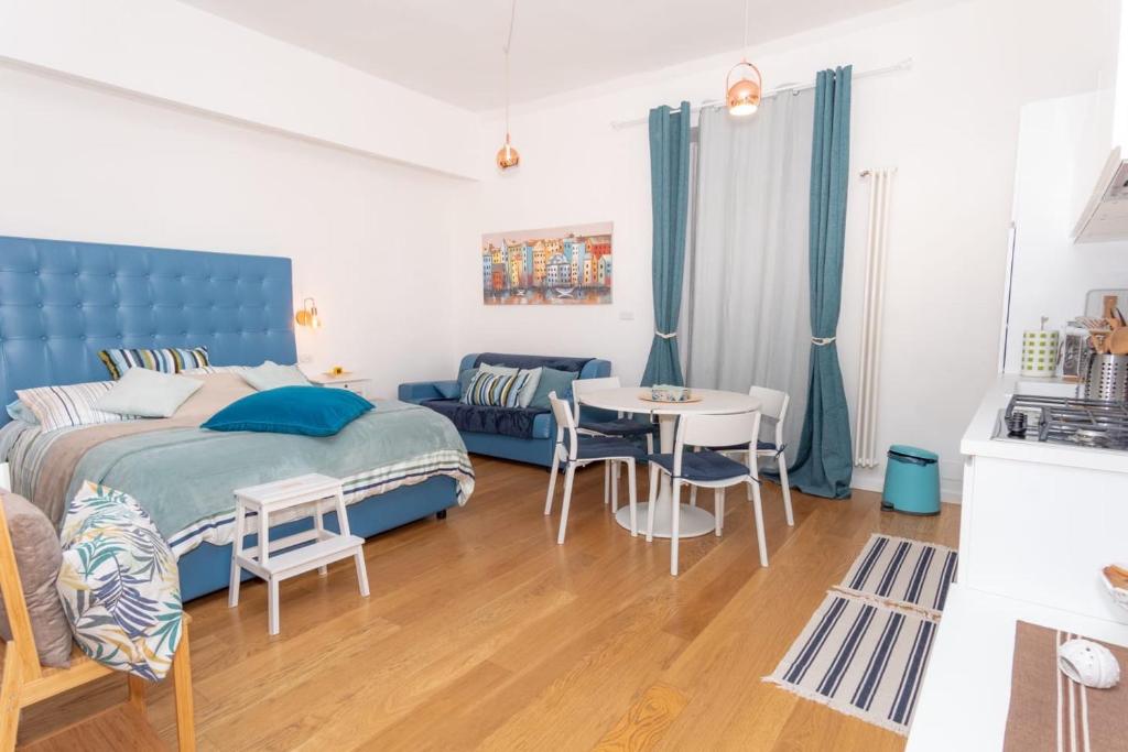 索伦托Monolocale Casa Pepe Sorrento的一间卧室配有一张床、一张桌子和一张沙发