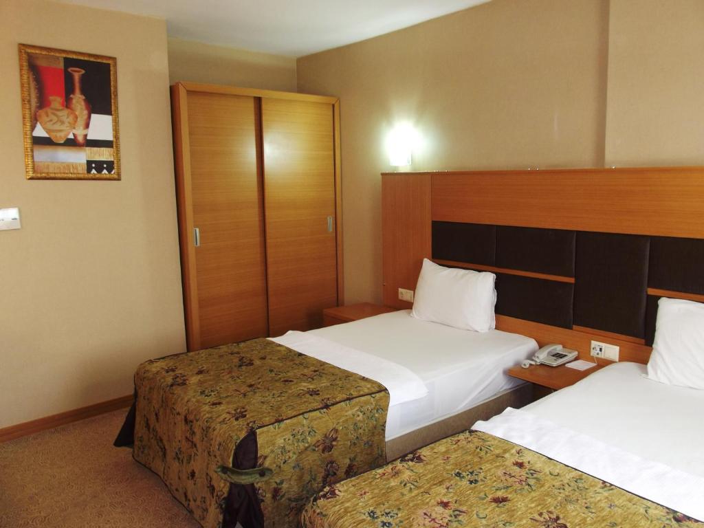 阿达纳皮纳尔精英酒店的酒店客房带两张床和电话