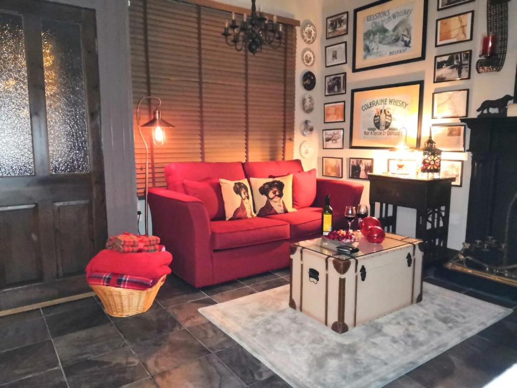 法伦福尔Herlihy's, Half-Way-House的客厅配有红色的沙发和桌子