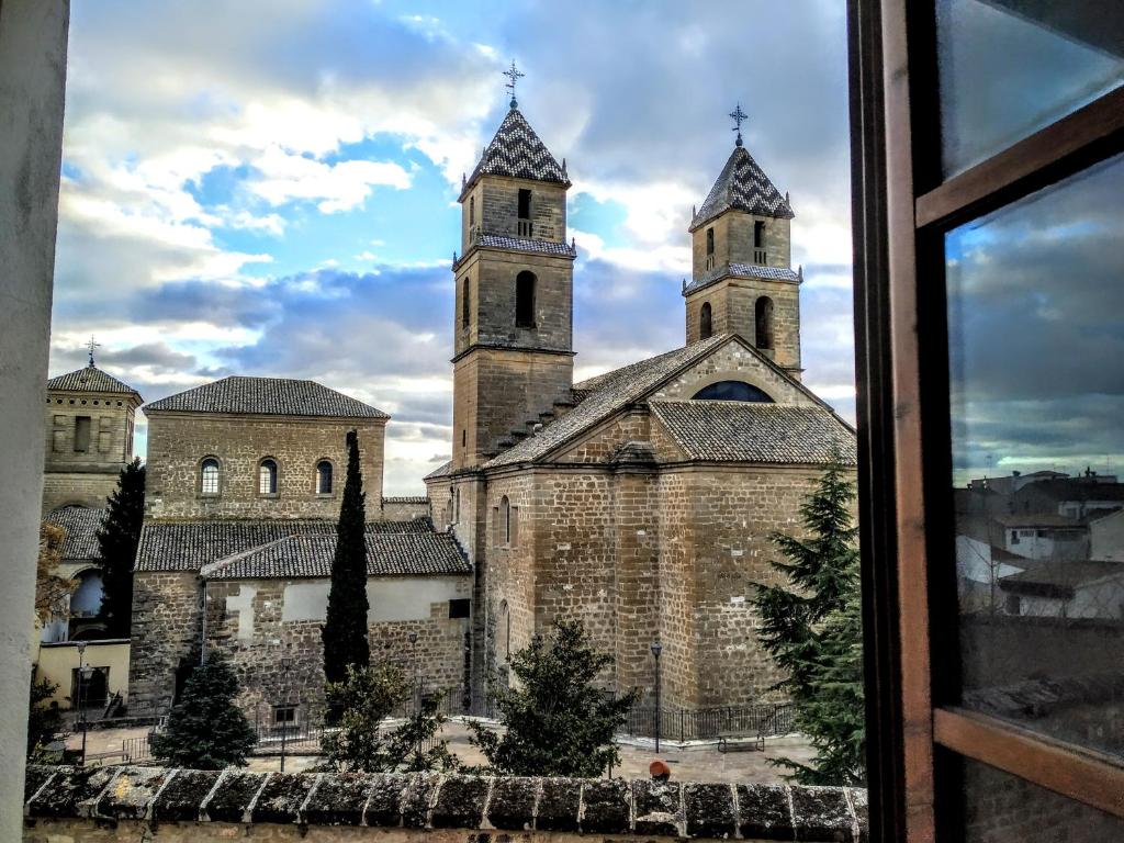 乌贝达Sol Hospital Santiago的从窗户可欣赏到教堂的景色