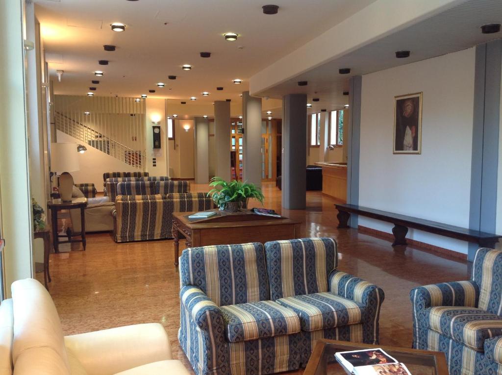 博洛尼亚奥斯皮塔里塔圣托马索德阿基诺酒店的客厅配有椅子和台球桌