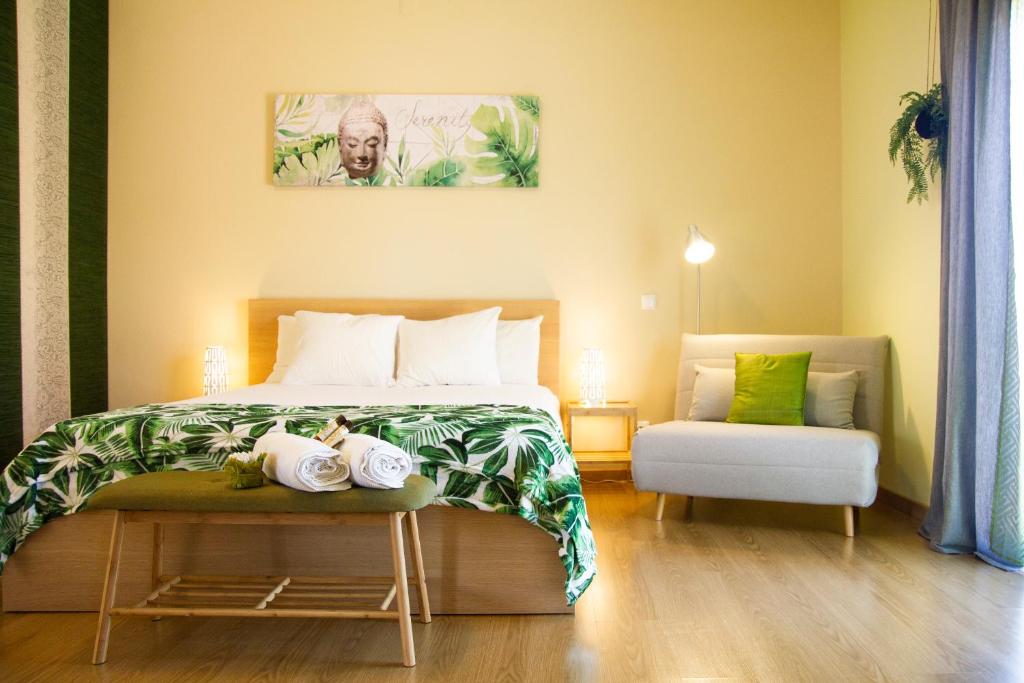 波尔蒂芒Villa Prana Guesthouse, Yoga & Ayurveda的一间卧室配有一张床和一张桌子及椅子