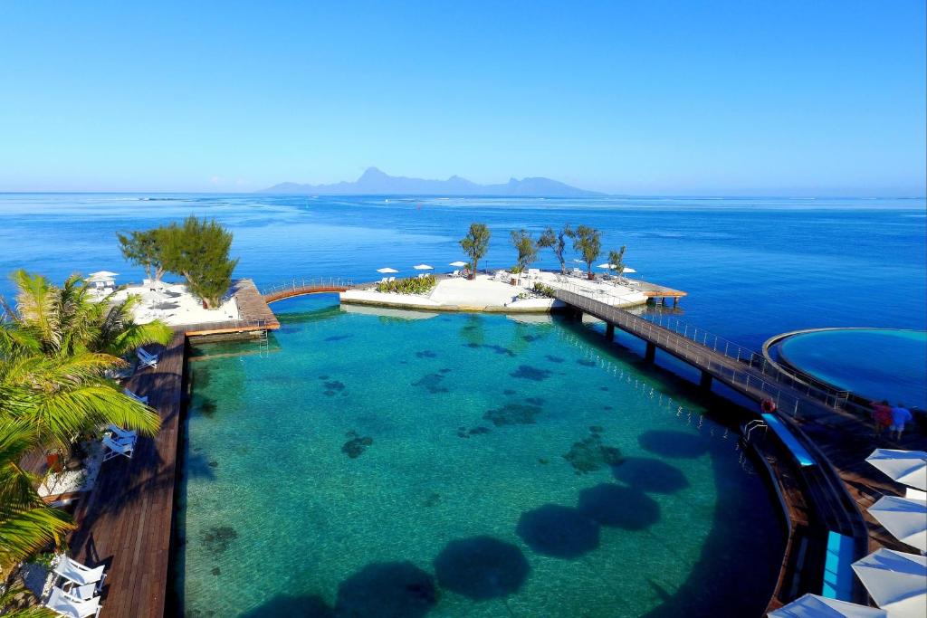 普纳奥亚Te Moana Tahiti Resort的海洋中游泳池的空中景致