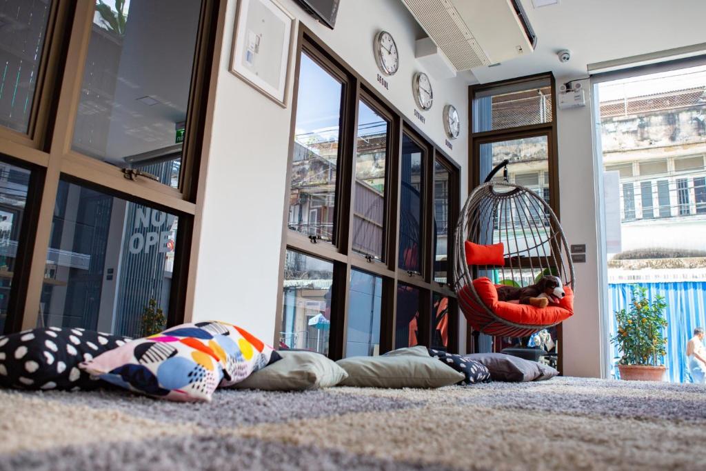 曼谷Rich8 Hostel的一群人躺在地板上,躺在一间房间里