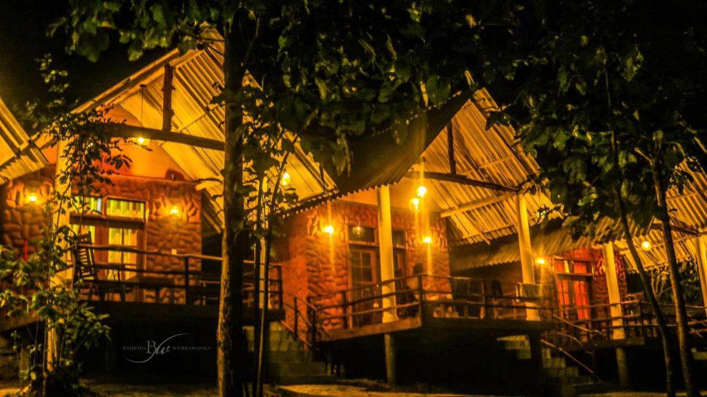 达瓦拉维Sunwin River Cabana的夜晚,房子的一侧有灯