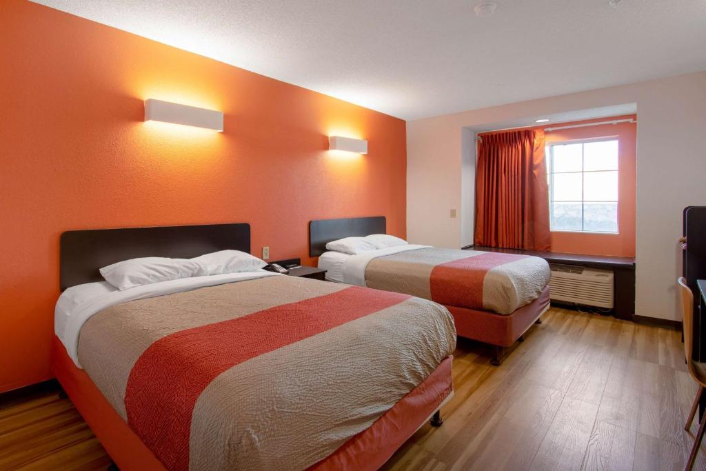 埃尔帕索埃尔帕索东南6号汽车旅馆 的酒店客房设有两张床和窗户。