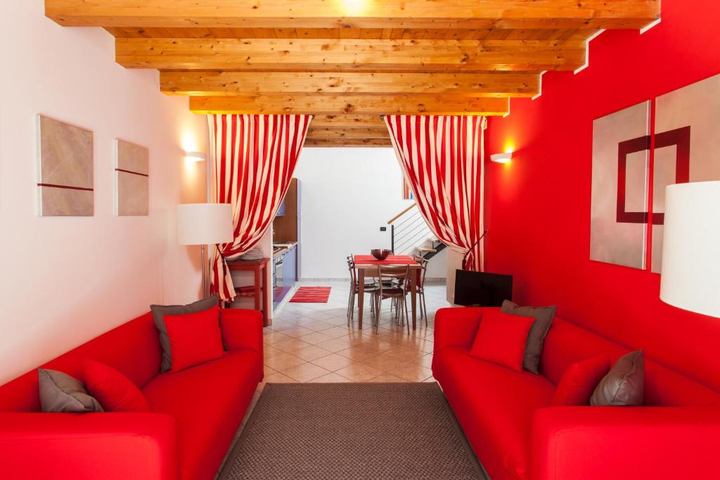威尼斯Stella Marina 3的红色的客厅配有两张红色的沙发和一张桌子