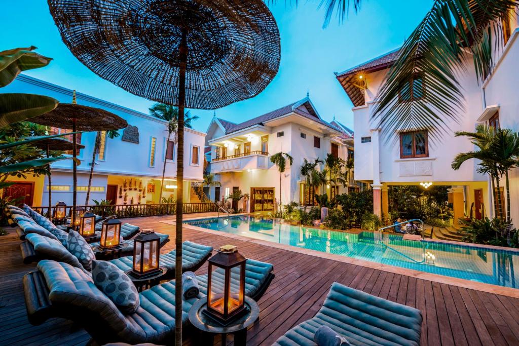 暹粒曼恩精品Spa酒店的一座带游泳池和度假村的别墅
