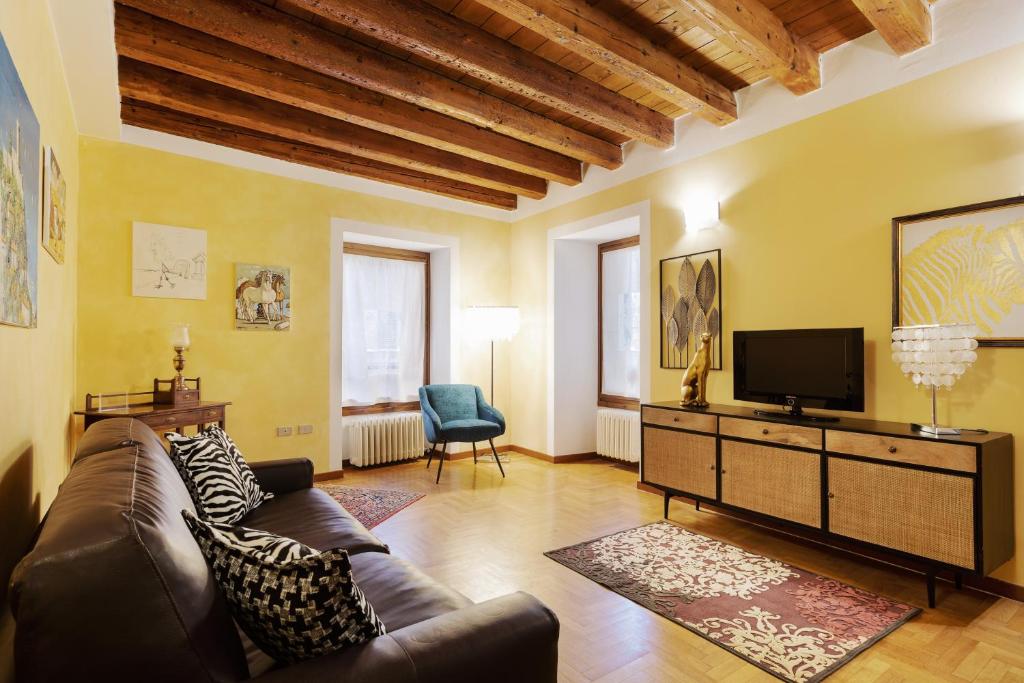 维罗纳Città Antica Charming Flat的带沙发和电视的客厅