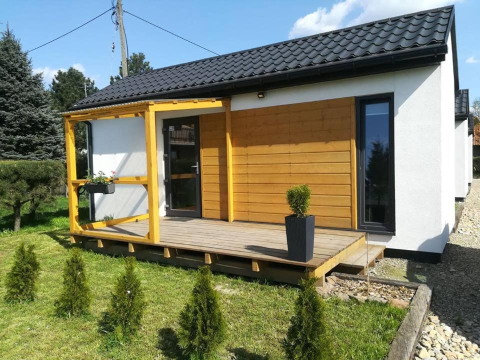 扎托尔Domki całoroczne的庭院中带木甲板的小房子