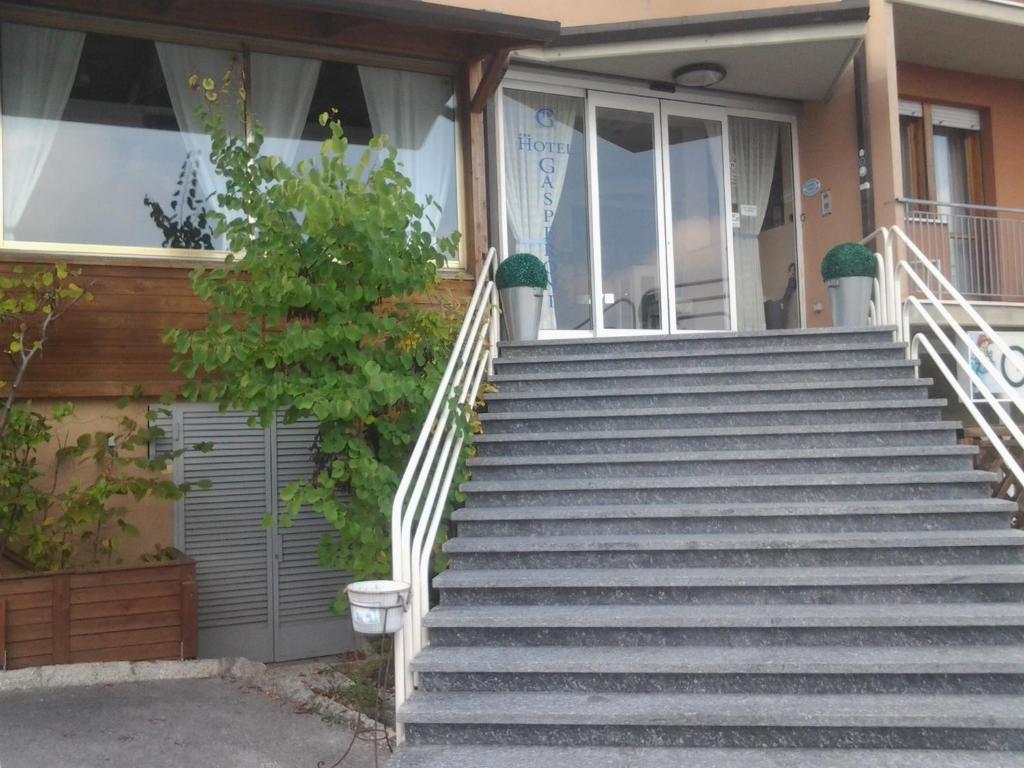 圣马力诺加斯佩罗尼酒店 的房屋前的楼梯