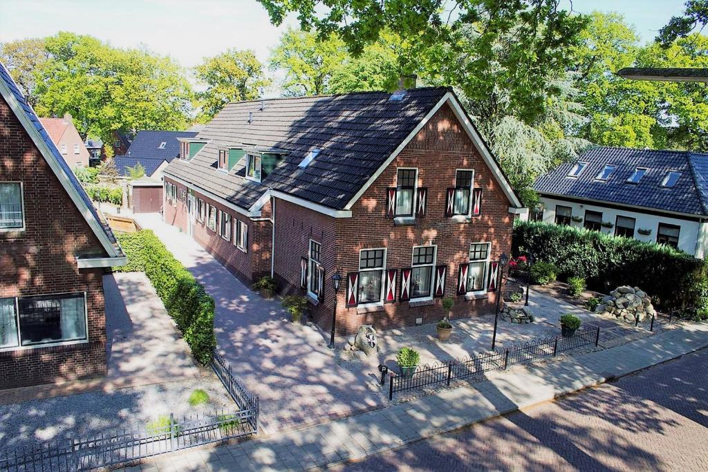 博赫尔Hotel Bed & Breakfast De Poffert的享有带太阳能屋顶房屋的空中景致