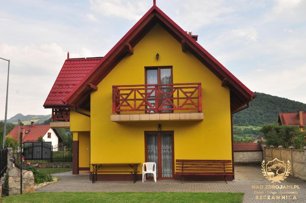 什恰夫尼察"Nad Zdrojami" Domek Sopotnicka 691-739-603的黄色的房屋,有红色的屋顶