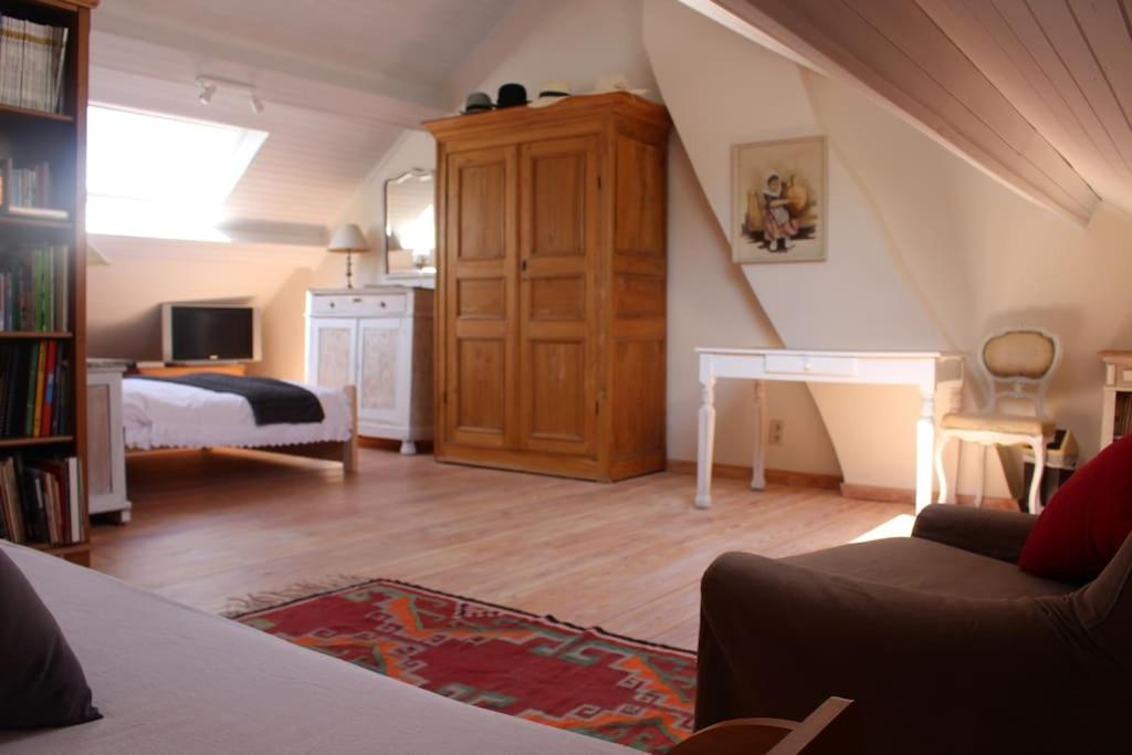 MénilB & B Le Jardin Bed & Breakfasts的一间客厅,客厅内配有一张床和一张书桌