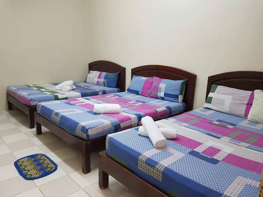 长滩岛Madid's Inn Beach Resort的双床间设有2张单人床。