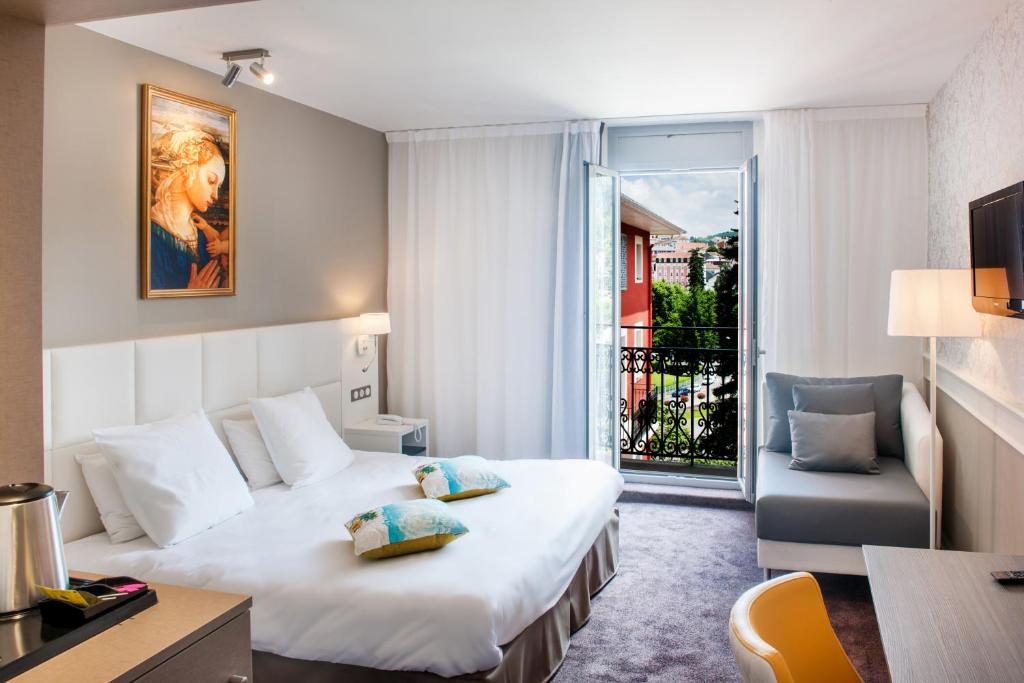 卢尔德Grand Hôtel Gallia & Londres Spa NUXE的酒店客房设有一张床和一个阳台。