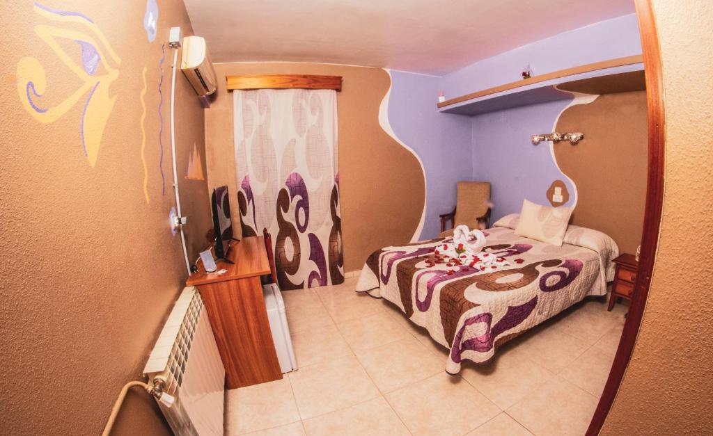 卡塞雷斯罗萨旅馆的小房间设有床和窗户