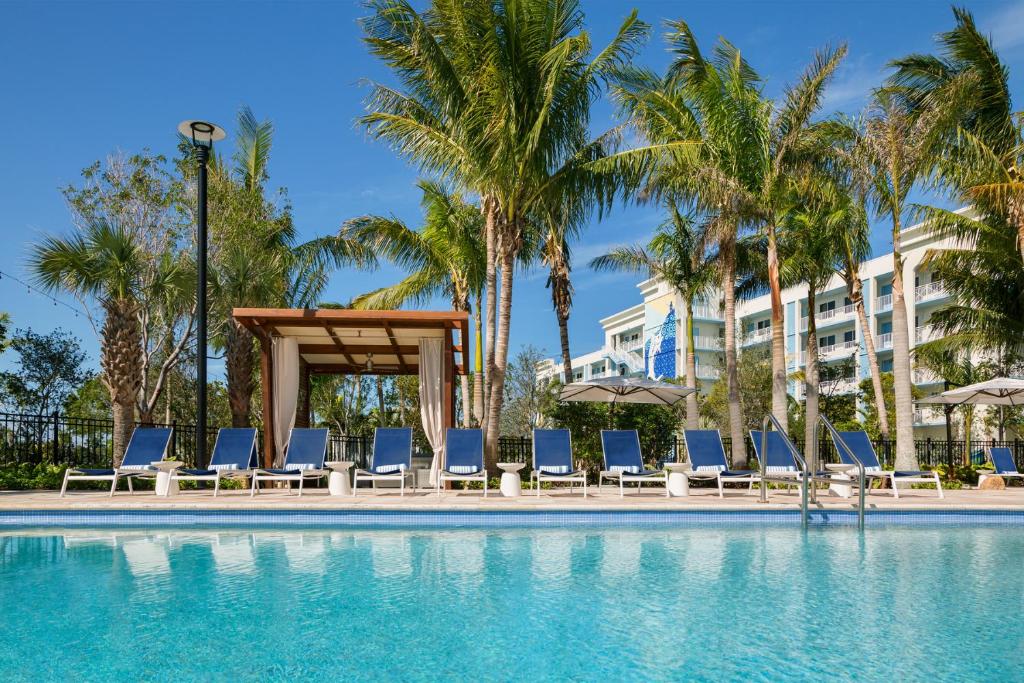 基韦斯特基韦斯特盖茨酒店的一个带躺椅的游泳池,棕榈树