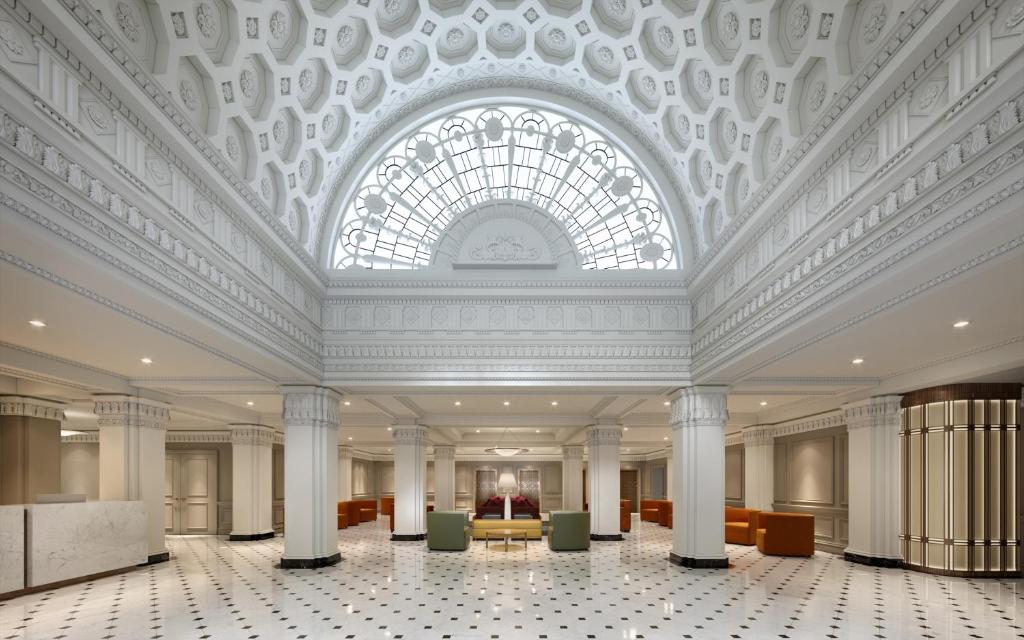 华盛顿Hamilton Hotel - Washington DC的建筑的大堂 ⁇ 染,天花板