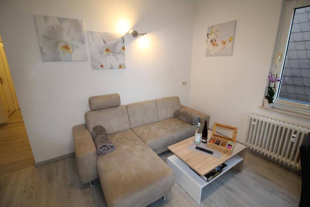 美因茨Aussicht Mainz-City - 4 Zimmer-max 7 Personen的客厅配有沙发和桌子
