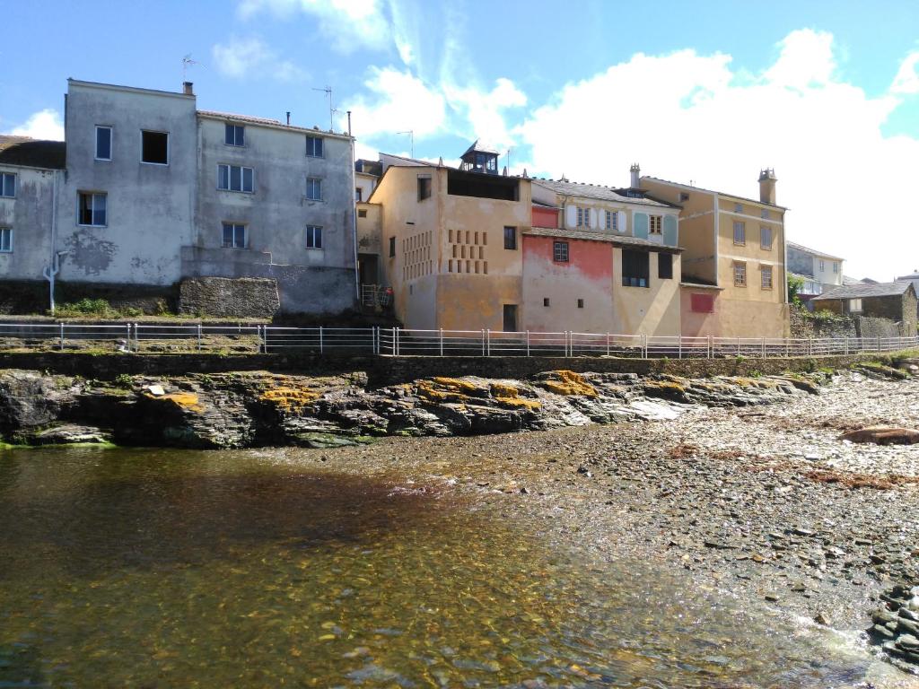 利洛Casa da Granxeira的一群靠近水体的建筑物