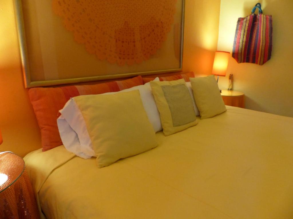 圣米格尔-德阿连德卡萨卡莉公寓式酒店的一间卧室配有带白色枕头的床