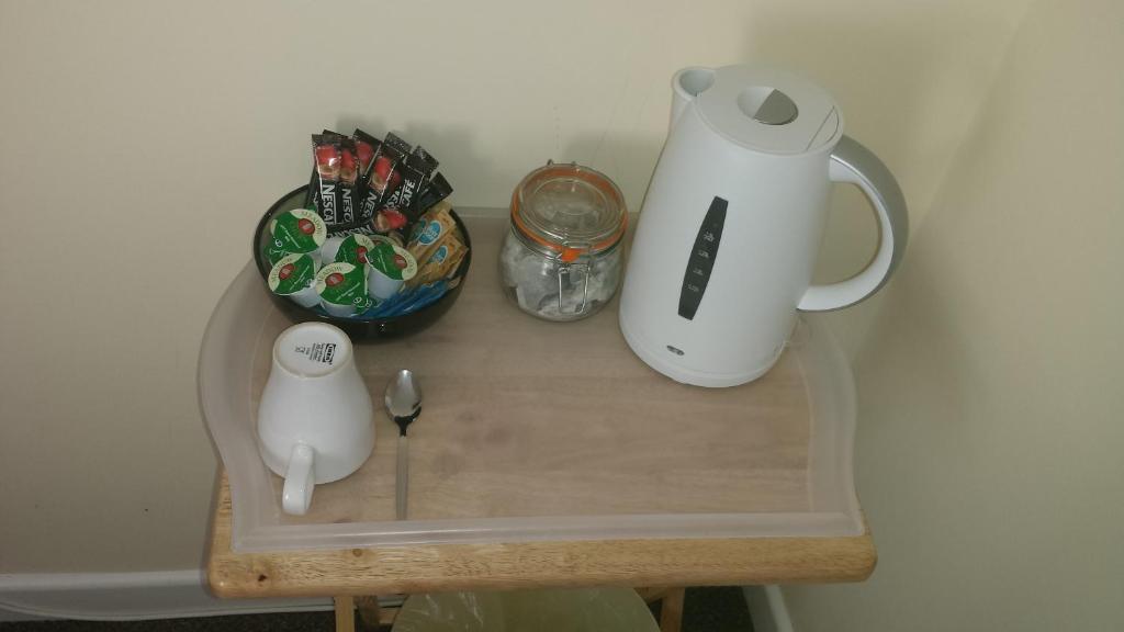红山Hathway House Accommodation的桌子上放着水壶和搅拌机