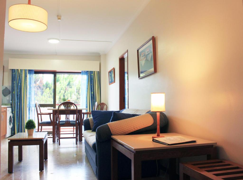 波尔蒂芒Apartamento Praia Vau T1的客厅配有沙发和桌子