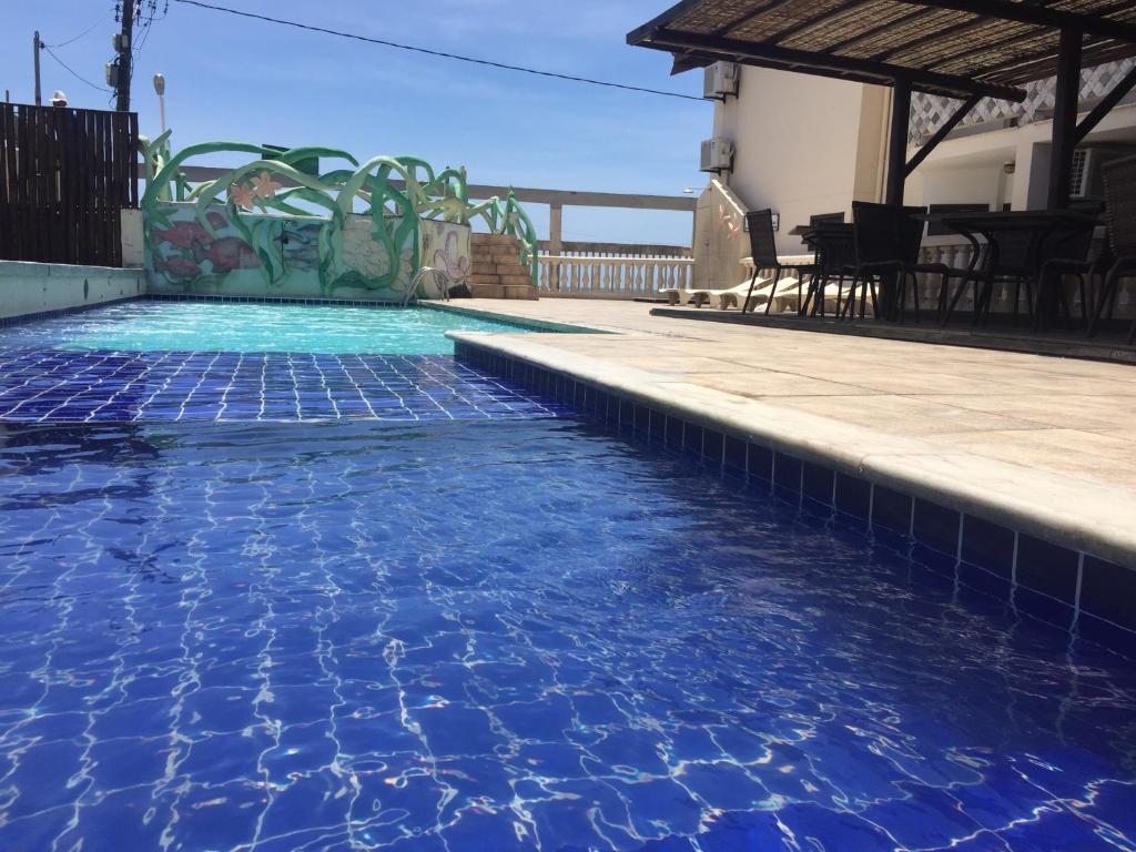 塞古罗港Eden Praia Hotel的一座蓝色的游泳池