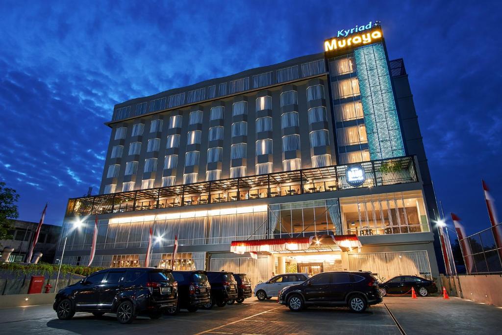 班达亚齐基里阿德姆拉雅阿策酒店的停车场内有车辆的旅馆