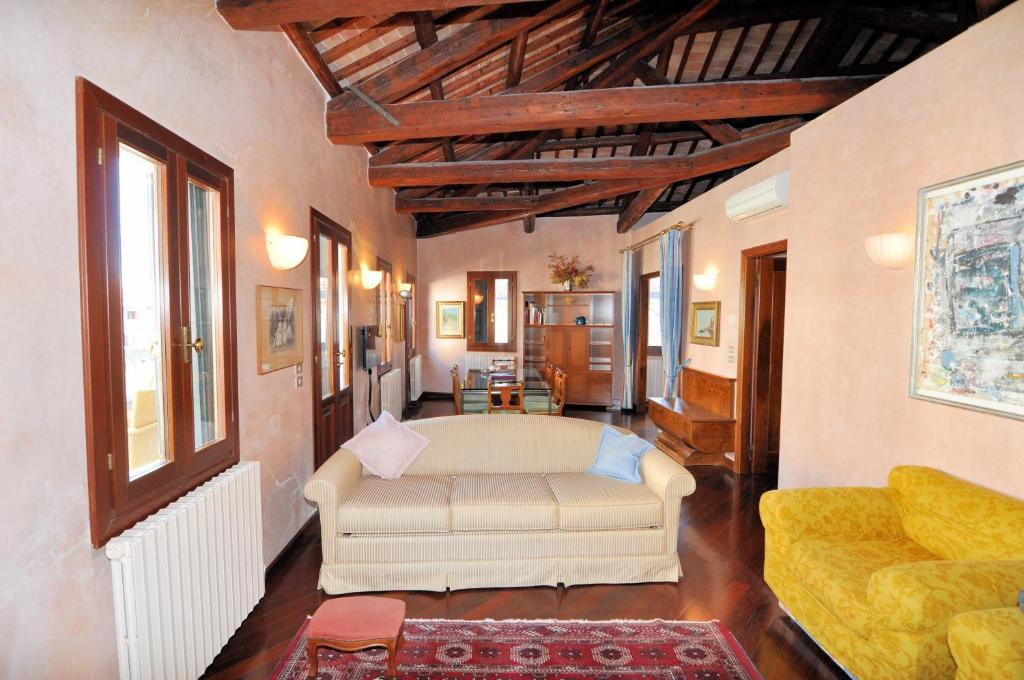 威尼斯卡萨德皮托利威尼斯公寓酒店的客厅配有白色的沙发和窗户。