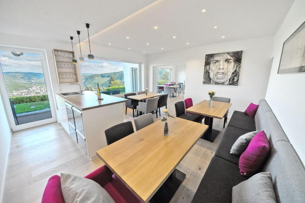 莱温Gästehaus-Weingut Loersch的客厅配有沙发和桌子
