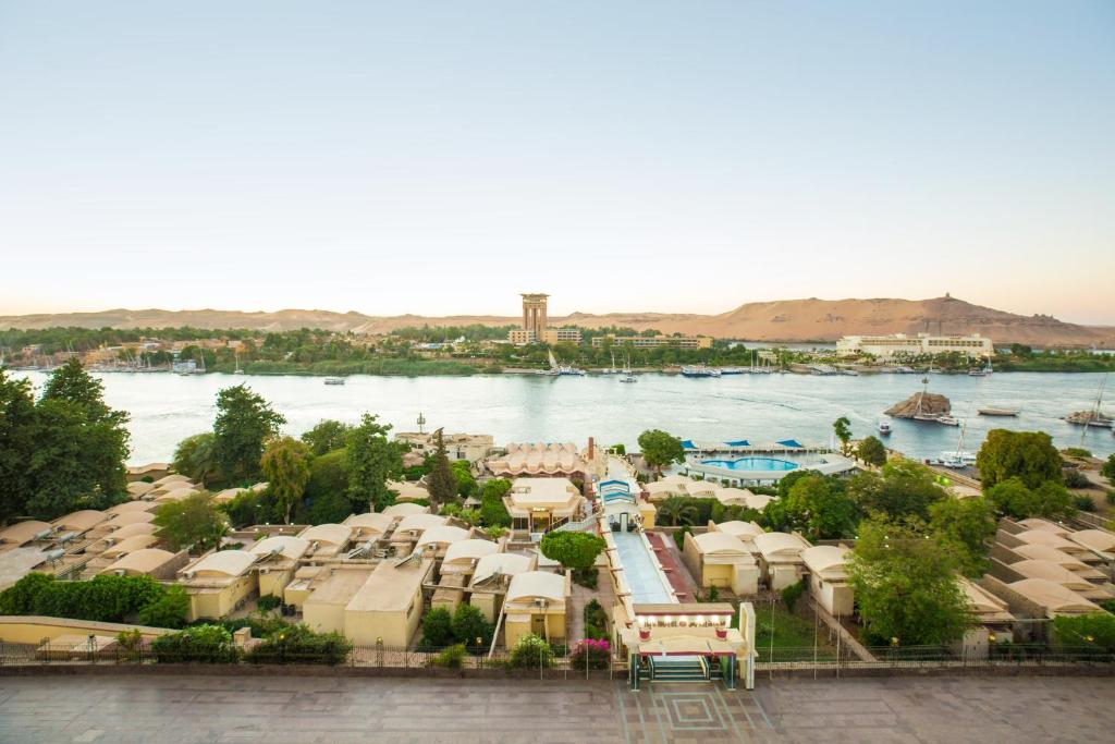 阿斯旺Obelisk Nile Hotel Aswan的享有河上度假胜地的空中景致