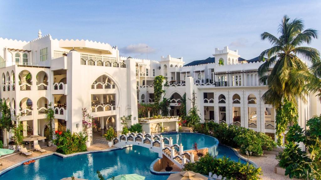 桑给巴尔Madinat Al Bahr Business & Spa Hotel的享有带游泳池的度假村外部景致